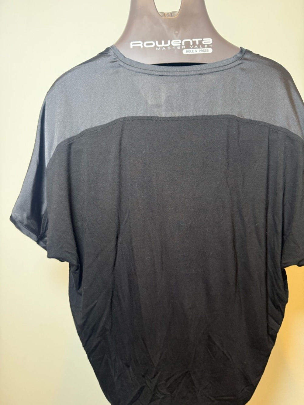 White House Black Marker WomenShort Sleeve V-Neck Shirt - Black silky flowy type - Picture 9 of 12